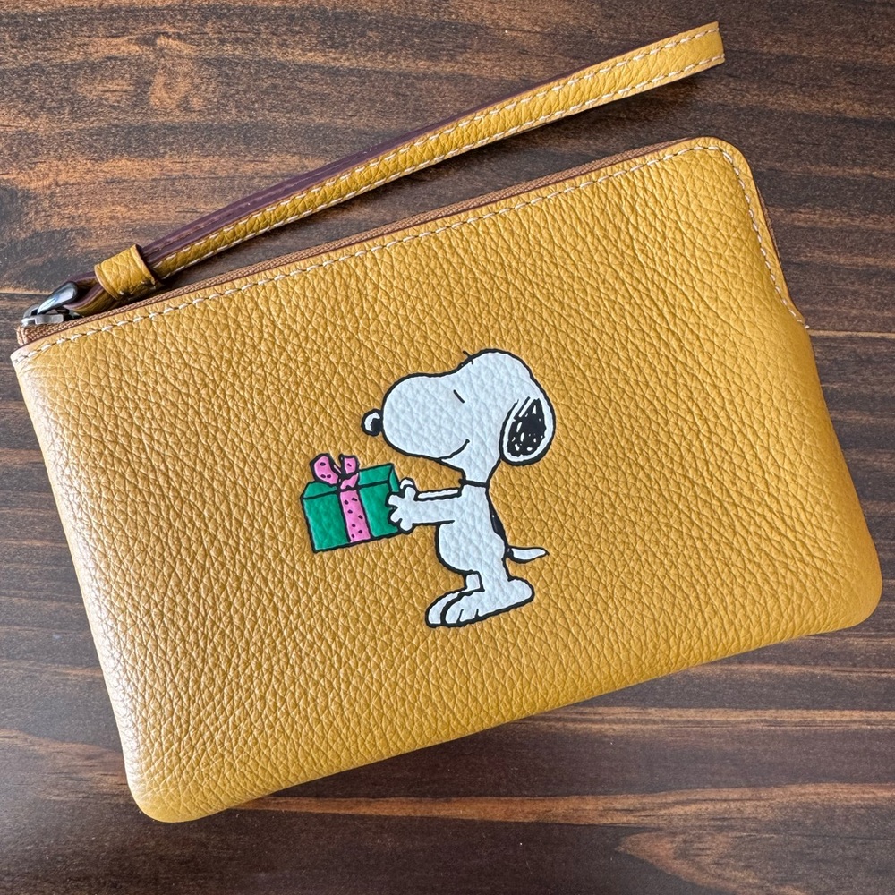 NEW Coach X Peanuts Corner Zip Wristlet with Snoopy Gift Motif
